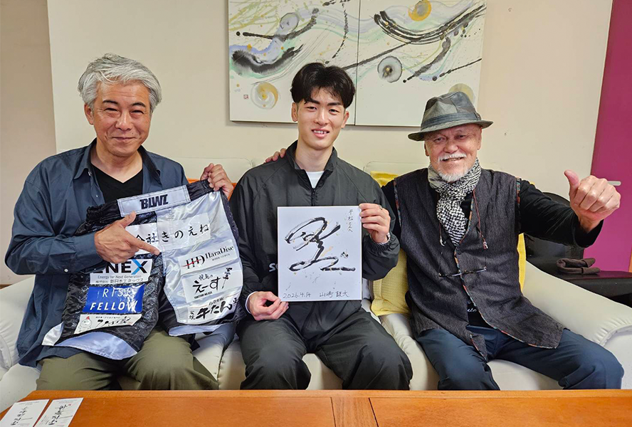スポンサー選手と平松聖悟さんの交流の様子